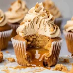 Biscoff Cupcakes with Biscoff Buttercream – Easy, Gooey, and Irresistible 6 Freshly baked Biscoff cupcakes with Biscoff buttercream frosting, topped with cookie crumbs and served on a white plate.